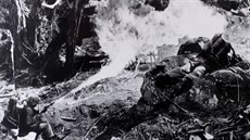 Americký mariák útoí plamenometem na japonské pozice na Taraw.