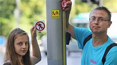 Cyklokoordinátor Martin Krejčí s dcerou Štěpánkou vylepují na ostravských... Cyklokoordinátor Martin Krejčí s dcerou Štěpánkou vylepují na ostravských...