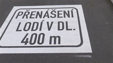 Nové znaení také upozoruje cyklisty na úsek, kudy vodáci penáejí lod.