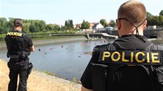 Záchranáři spolu s policejními potápěči pátrali pod splavem na Dyji po těle... Záchranáři spolu s policejními potápěči pátrali pod splavem na Dyji po těle...