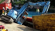 Dělník v Žarošicích na sebe převrátil bagr a způsobil si těžká zranění.... Dělník v Žarošicích na sebe převrátil bagr a způsobil si těžká zranění....