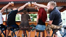 Beer bike uveze estnáct lidí, deset z nich vozítko pohání silou vlastních...