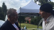 Karel Gott navtívil Houmrv triatlon v Jiíkov,  kde pedával ceny vítzm.