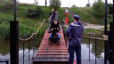Vozíčkář se dostane z přívozu jen s pomocí. Vozíčkář se dostane z přívozu jen s pomocí.