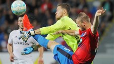 PLZEŇSKÝ HRDINA Michael Krmenčík, který je na snímku v souboji s brankářem... PLZEŇSKÝ HRDINA Michael Krmenčík, který je na snímku v souboji s brankářem...