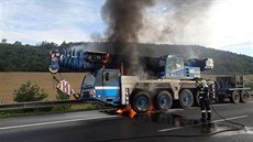 Na dálnici D5 hořel autojeřáb (2.8.2016). Na dálnici D5 hořel autojeřáb (2.8.2016).