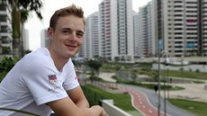 TO JE VÝHLED. Petr Vakoč na balkonu v olympijské vesnici. TO JE VÝHLED. Petr Vakoč na balkonu v olympijské vesnici.