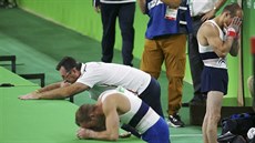 okovaní lenové francouzského gymnastického týmu po zranní  Samira Ait Saida.