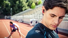 Sportovní sluchátka by měla držet v uchu i při náročné fyzické aktivitě. Sportovní sluchátka by měla držet v uchu i při náročné fyzické aktivitě.