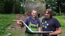 Archeolog Michal Beránek a Petr Jaška před zchátralou věží v bývalé vísce... Archeolog Michal Beránek a Petr Jaška před zchátralou věží v bývalé vísce...