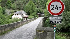Historický most v Rabštejně nad Střelou ničí těžké kamiony. (2. srpna 2016) Historický most v Rabštejně nad Střelou ničí těžké kamiony. (2. srpna 2016)