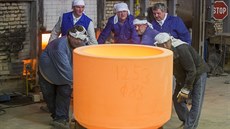 Zanášení rozžhavených šamotových pánví do tavicí pece vyžaduje sílu několika... Zanášení rozžhavených šamotových pánví do tavicí pece vyžaduje sílu několika...