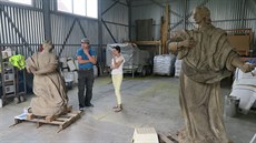 Pohled do restaurátorské dílny a sochy sv. Jana Evangelisty a sv. Maří... Pohled do restaurátorské dílny a sochy sv. Jana Evangelisty a sv. Maří...