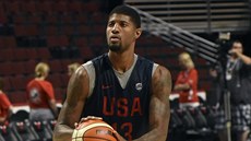 Americký křídelník Paul George na tréninku před duelem s Čínou. Americký křídelník Paul George na tréninku před duelem s Čínou.