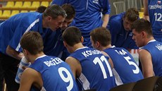 Čeští mládežničtí reprezentanti naslouchají pokynům trenéra Tomáše Grepla. Čeští mládežničtí reprezentanti naslouchají pokynům trenéra Tomáše Grepla.