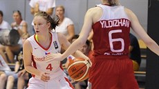 Česká mládežnická reprezentantka Patricia Gallasová (vlevo) v duelu s Tureckem Česká mládežnická reprezentantka Patricia Gallasová (vlevo) v duelu s Tureckem