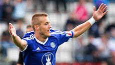 Olomoucký fotbalista Jakub Plek se raduje z gólu.