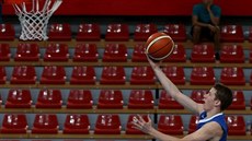 Český mládežnický reprezentant Jakub Tůma donáší míč do belgického koše. Český mládežnický reprezentant Jakub Tůma donáší míč do belgického koše.