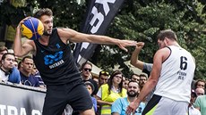 Adam í (vlevo) z Ostravy bhem praského turnaje 3x3 World Tour