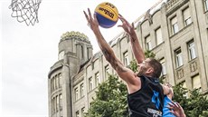 Pavel Bosák z Humpolce bhem praského turnaje 3x3 World Tour skáe po míi v...