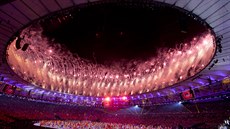 OHOSTROJ NA MARACANÁ. Momentka ze slavnostního zahájení olympiády v Riu