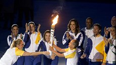 Vanderlei de Lima (vpravo) pebírá olympjskou pochode
