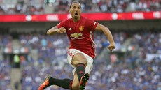 Zlatan Ibrahimovic z Manchesteru United slaví gól do sít Leicesteru.