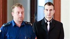 Obžalovaného Patrika Ryšánka přivedla na soudní jednání vězeňská ostraha. Obžalovaného Patrika Ryšánka přivedla na soudní jednání vězeňská ostraha.