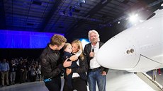 Bransonova vnuka Eva Deia s lahví mléka místo ampaského poktila letoun VSS...