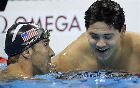 Amerian Michael Phelps gratuluje Josephu Schoolingovi, který vyhrál olympijský...