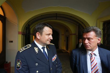 Tomá Tuhý a Pavel Blaek poté, co snmovní komise ukonila výslech policejního...