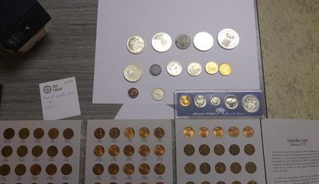 Ukázka cenných mincí, které slena s pítelem ukradli píbuzným.
