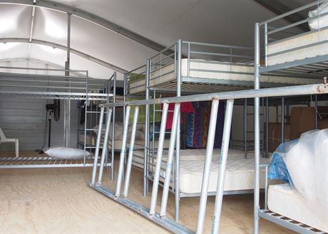 Snímek vybavení detenního tábora na Manusu.