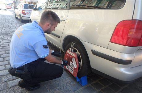 Stráník na pání majitele nasadil botiku na auto. Ilustraní snímek 