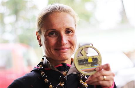 Úspná triatlonistka Petra Krejová.