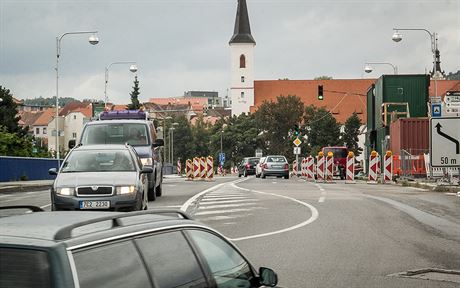 Most pes Otavu a Volyku ve Strakonicích je opravený jen z poloviny. (srpen...