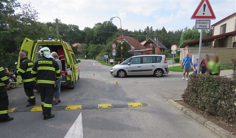 Senior se v Mostkovicích pi jízd na motorce lekl auta pijídjícího zprava,...