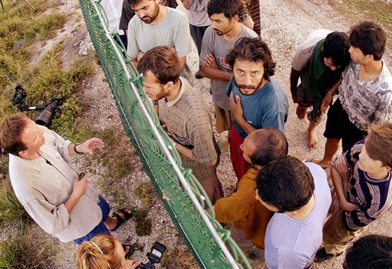 adatelé o azyl v táboe v ostrovním stát Nauru na archivní fotce z roku 2001.