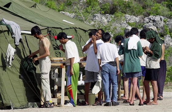 adatelé o australský azyl v táboe na Nauru. Archivní foto pochází z roku 2001.