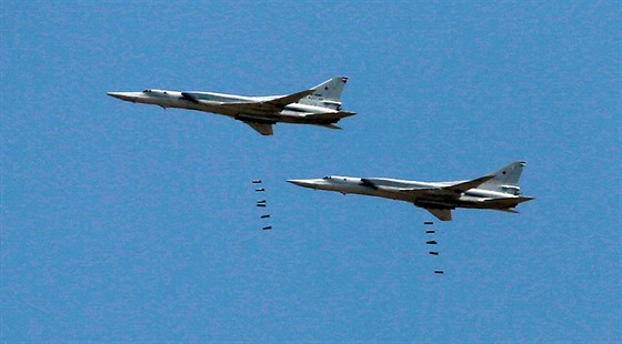 Bombardéry Tu-22M3  na Mezinárodních armádních hrách u ruské Astrachan (7....