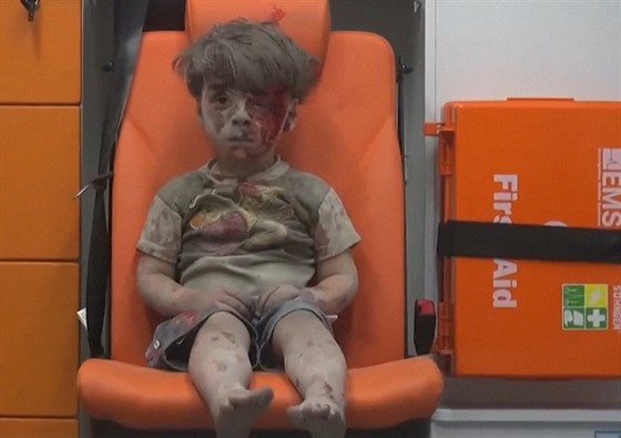 Z trosek v syrskm Aleppu vythli vyden chlapce