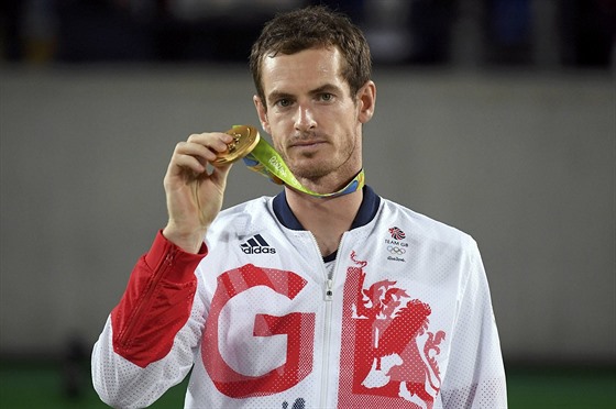 SE ZLATEM NA KRKU. Andy Murray ukazuje medaili pro nejlepího tenistu...