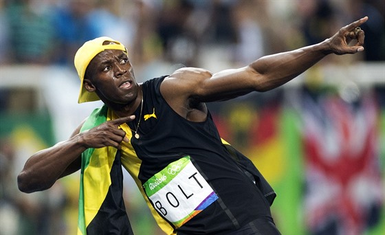 KLASICKÉ GESTO. Usain Bolt baví diváky po olympijském triumfu na stometrové...