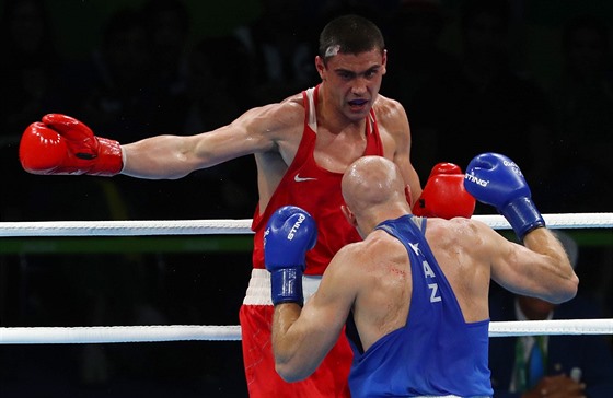 Rus Jevgenij Tienko se napahuje k úderu v souboji Kazachem Vasilijem...