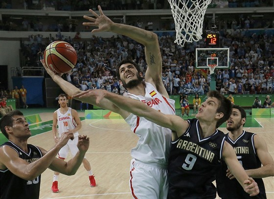 Mezi argentinskými protihrái zakonuje panlský basketbalista Alex Abrines.