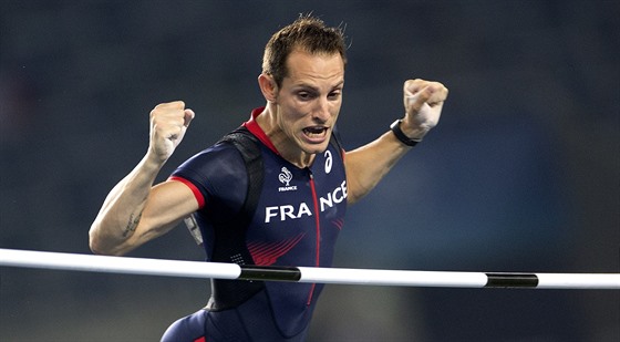 Renaud Lavillenie se sna dostat pes laku. Obrovsk favorit skoku o tyi...