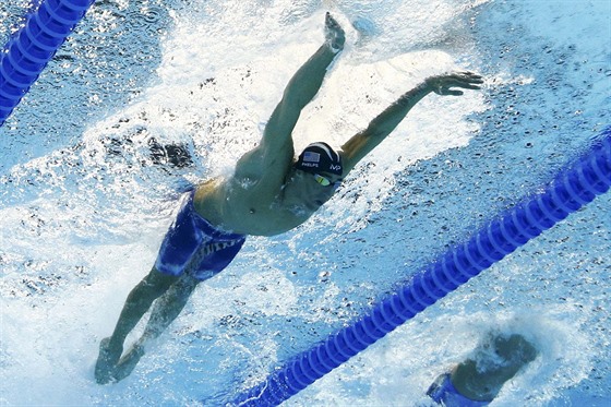Americký plavec Michael Phelps plave v olympijském závod na 100 metr motýlek.