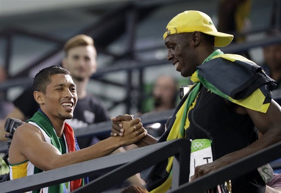 POZDRAV AMPION. Jamajský ampion Usain Bolt gratuluje Waydu van Niekerkovi ke...