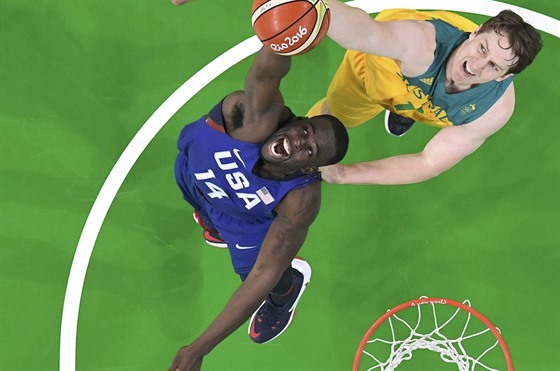 SOUBOJ POD KOEM. Amerian Draymond Green a Australan Cameron Bairstrow z...