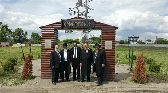 Kyjevský rabín Moe Reuven Azma (vpravo) se snaí obnovit historický tetl....